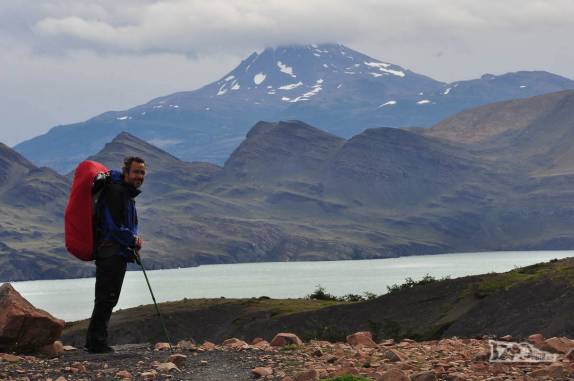 A caminho do acampamento Los Cuernos, caminhando ao lado do lago Nordenskjold, no Parque Nacional Torres del Paine, no sul do Chile